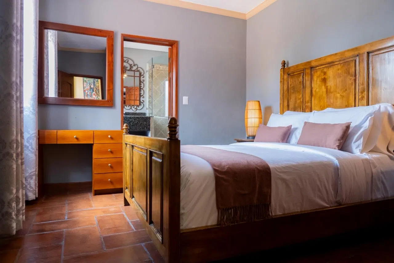 Habitación Kokone con cama queen de alder canadiense, tocador y aire acondicionado, Hotel Xacalli San Miguel de Allende