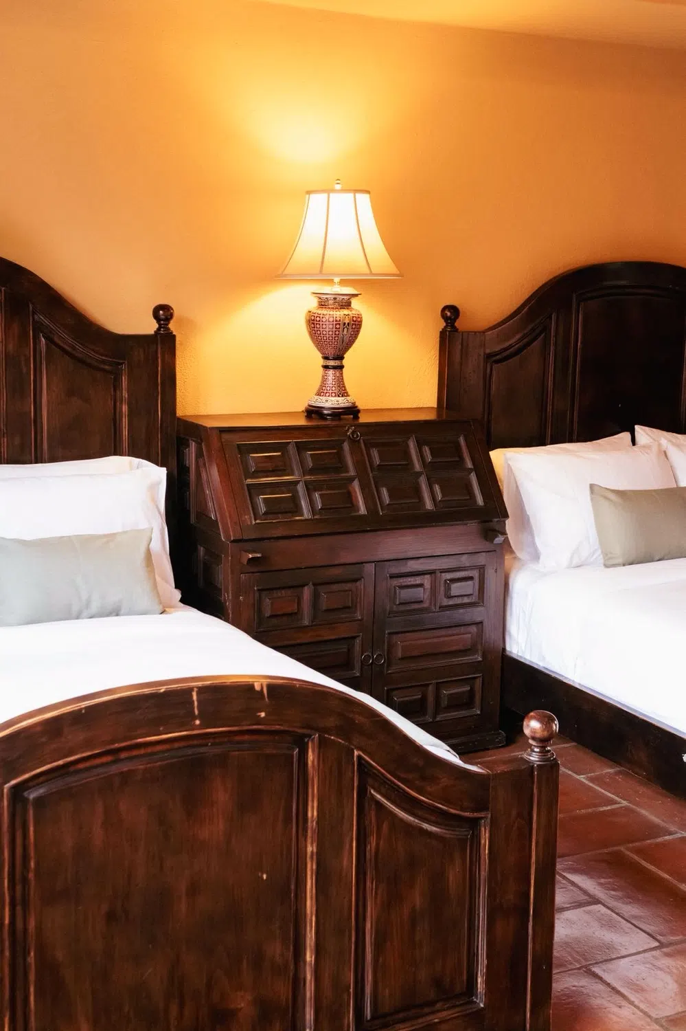 Habitación Seulistli con dos camas queen de alder, bóveda y vestidor de palo de rosa, Hotel Xacalli San Miguel de Allende