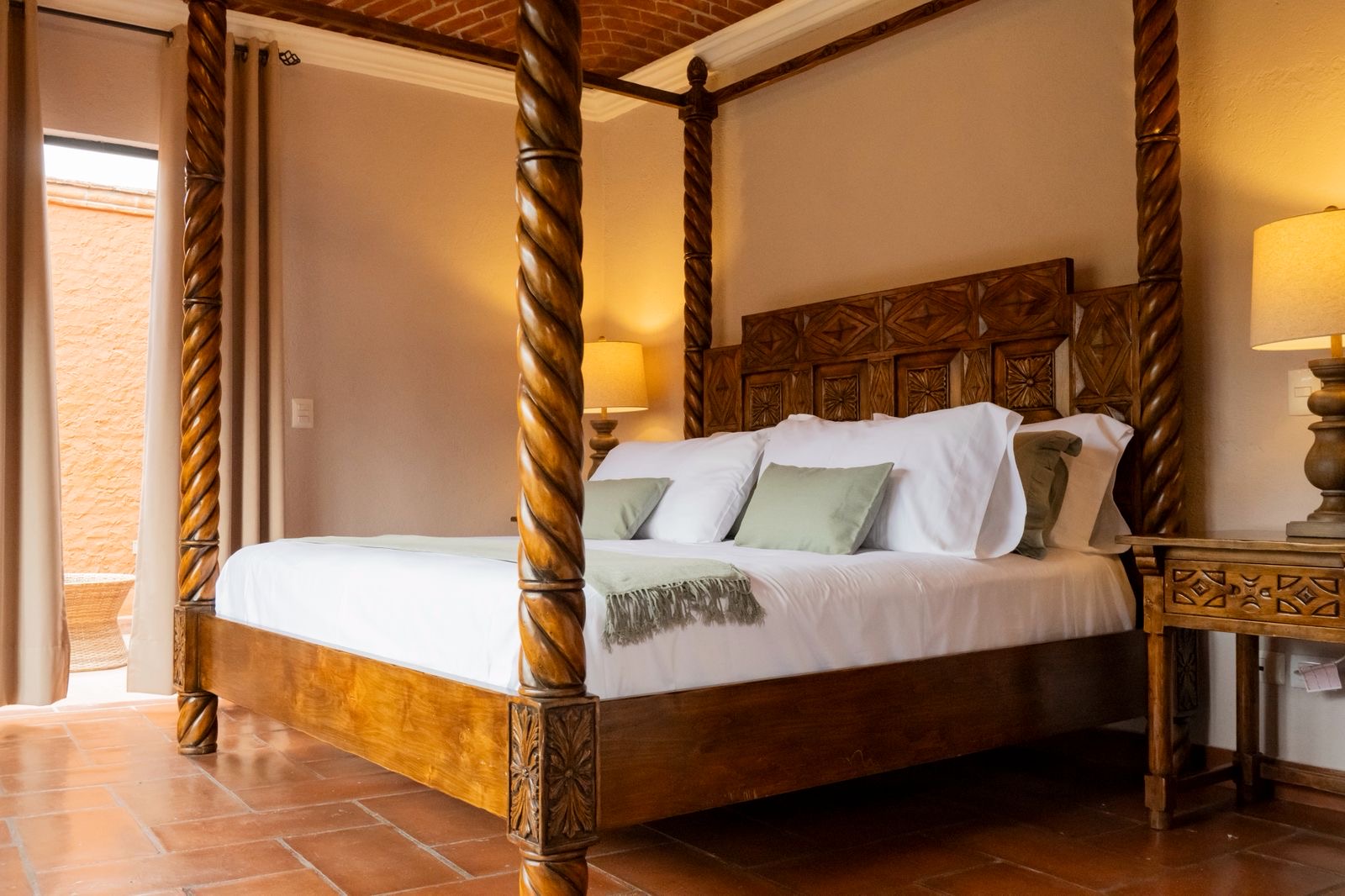 Habitación con cama de dosel