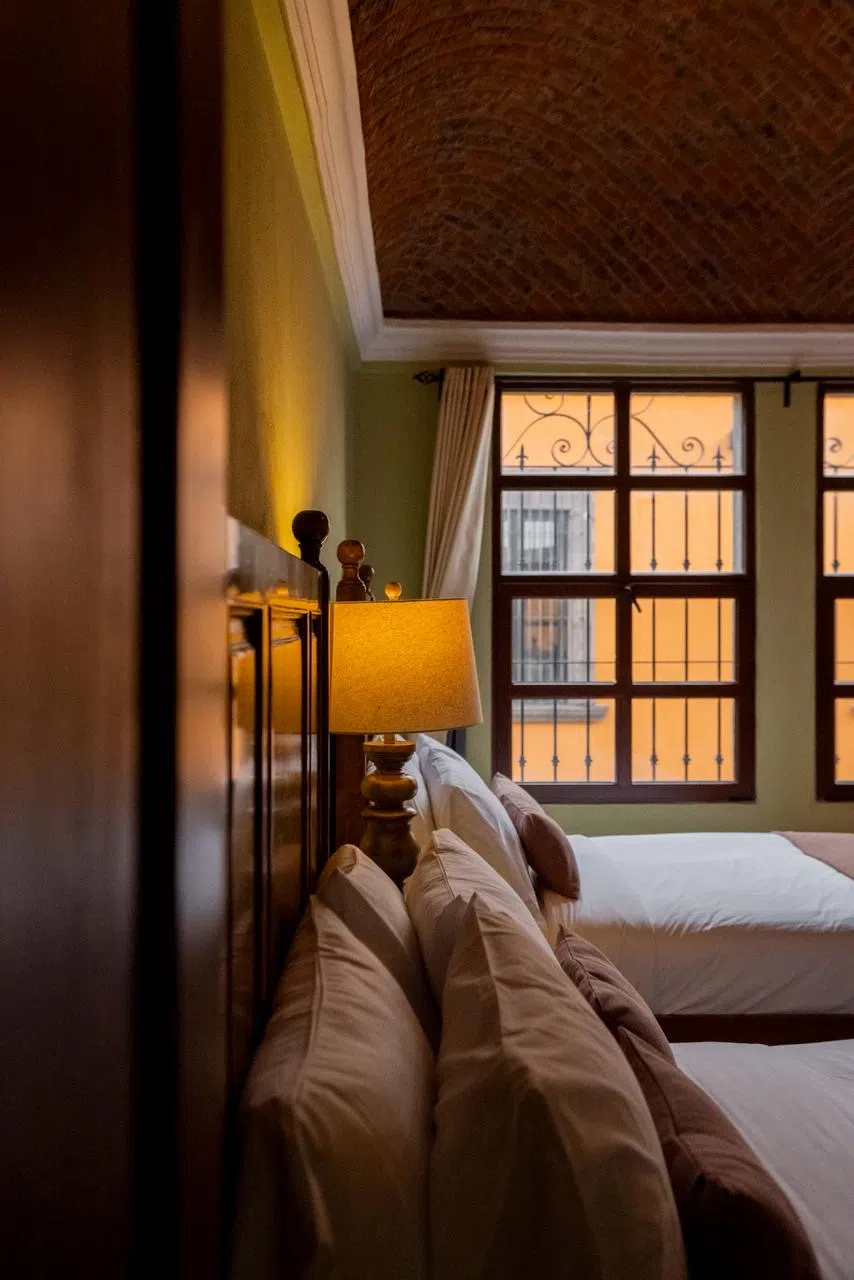 Habitación Yolotli con dos camas queen de alder, bóveda de ladrillo y aire acondicionado, Hotel Xacalli San Miguel de Allende
