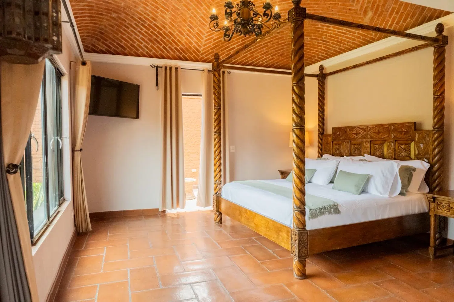 Habitación Youali con cama king de dosel, bóveda de ladrillo y terraza privada, Hotel Xacalli San Miguel de Allende